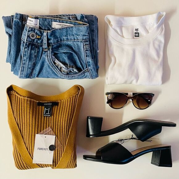 Cotton On Medium Wash Blue Ripped Knee Loose Straight Jean Size 4 EUC - Picture 2 of 11